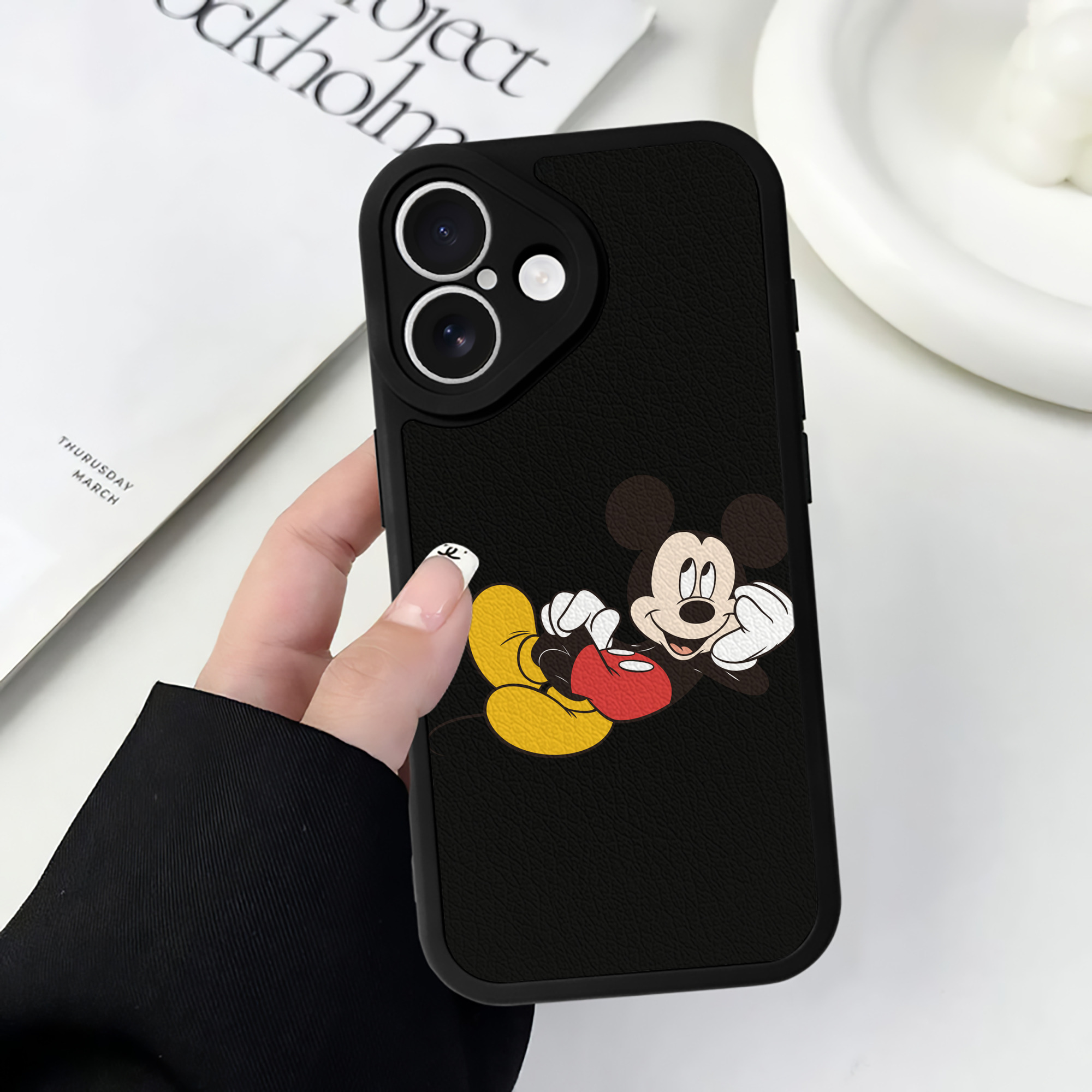 （画像用） ミッキーマウス Mickey Mouse 【iPhone 16シリーズ対応】シリコンスマホケース（レザー調） 材質：シリコン